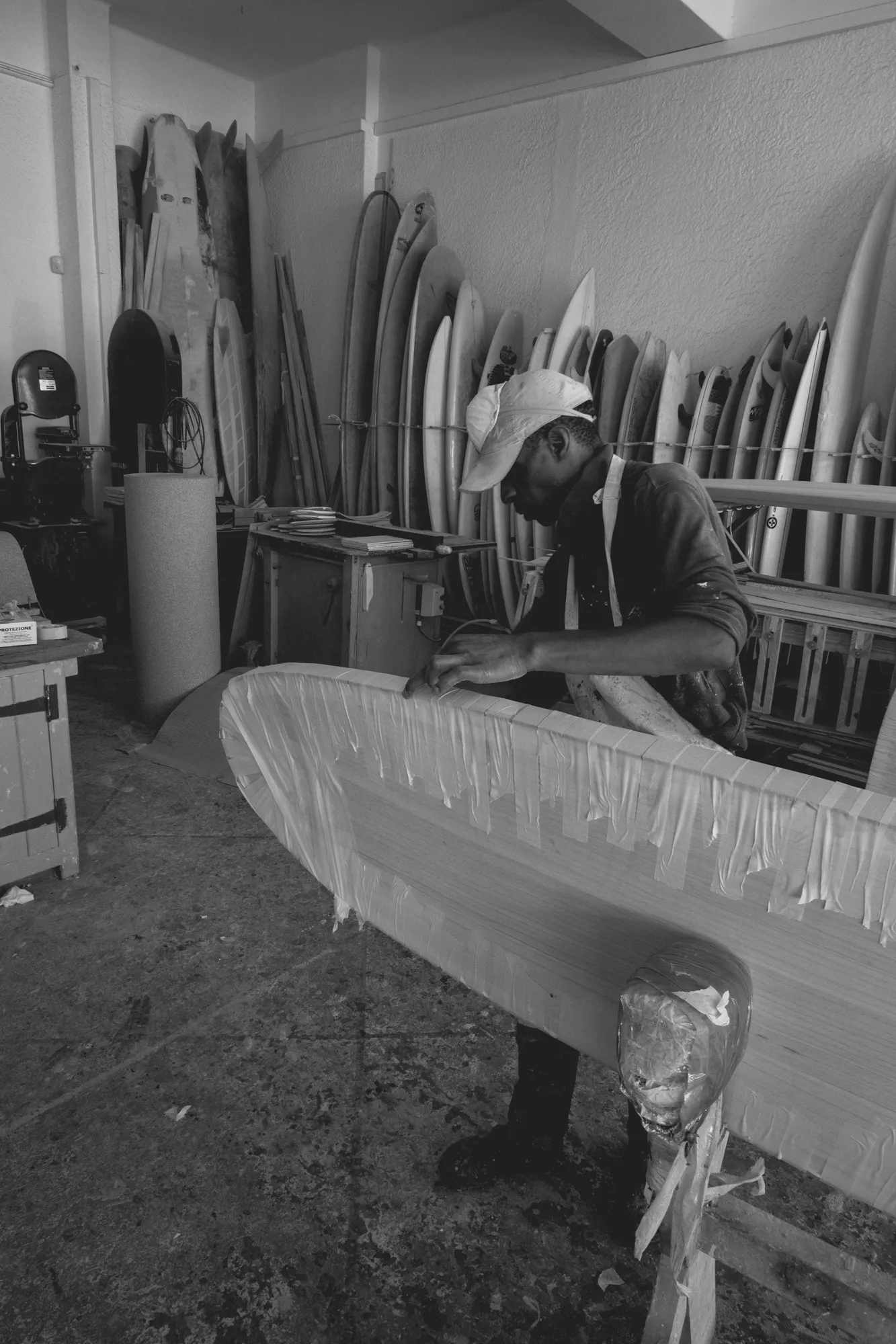 2022-02-14 - Cape Town - Man constructing surfboard